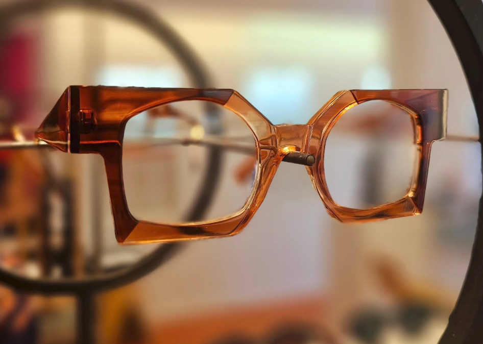 Monture optique acétate orangée, vue artistique à travers un cadre rond