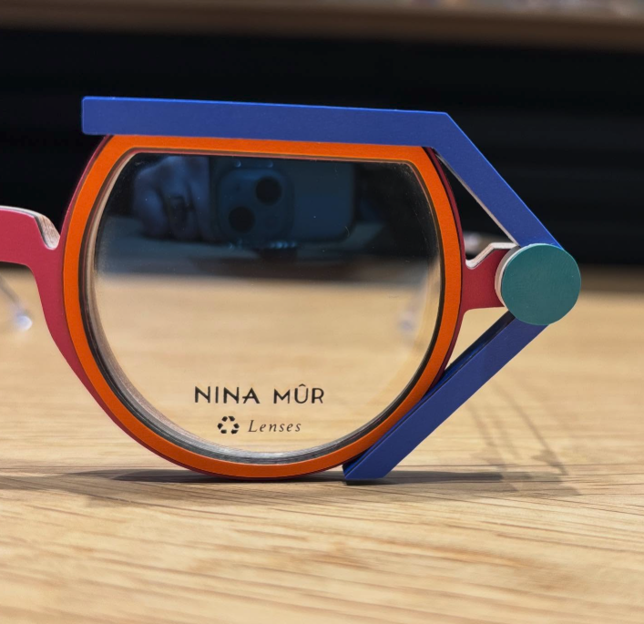 Monture solaire Nina Mûr, détail architectural coloré