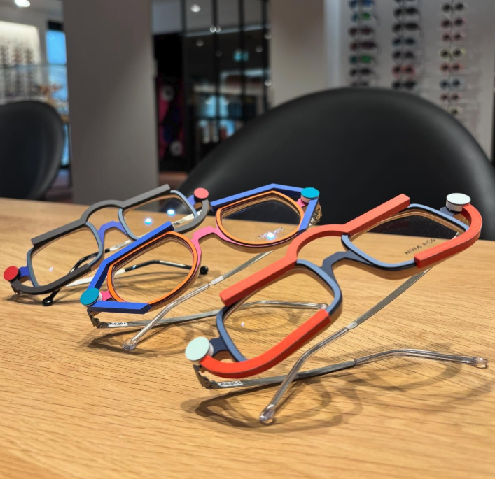 Trio de montures Nina Mûr aux couleurs vives, présentées en boutique
