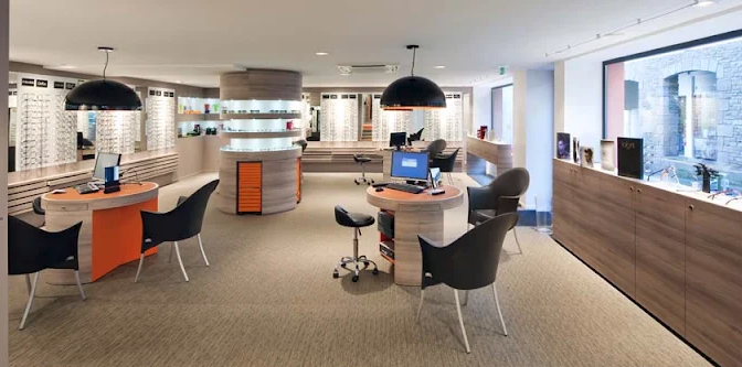 Salle de la boutique de Saint-Renan, bureaux de conseil et présentoirs