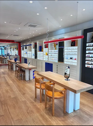Salle de la boutique de Brest, présentoirs et espace de conseil